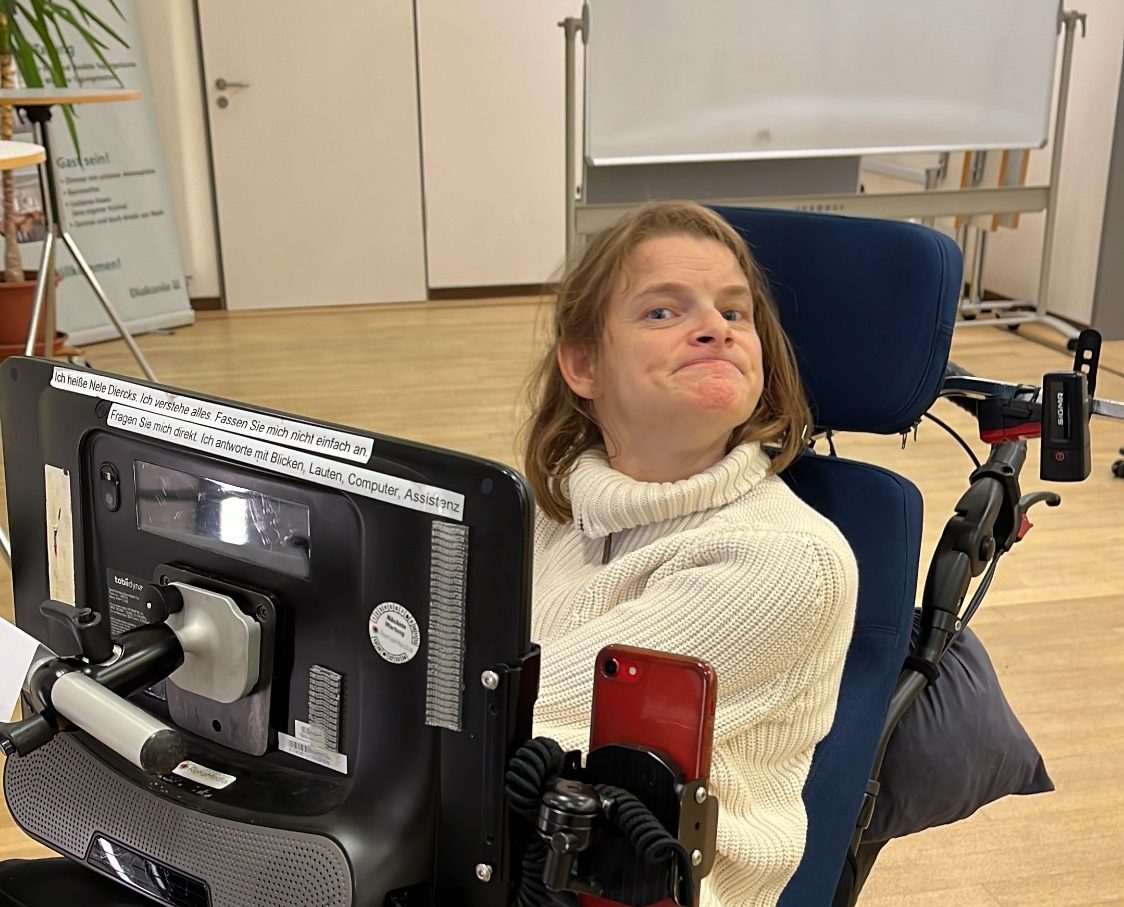 Nele Diercks in ihrem Rollstuhl, vor ihr der Sprachcomputer, mit dem sie spricht